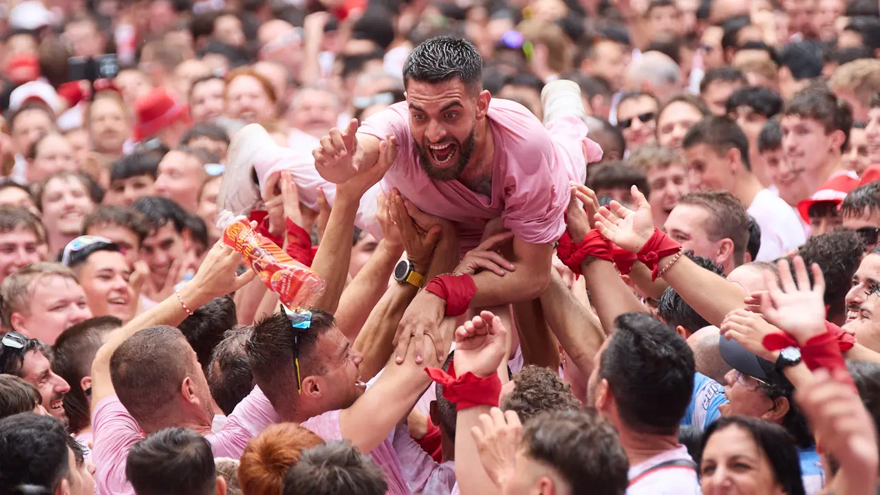 Miles de personas celebran el Chupinazo en la Plaza del Ayuntamiento de Pamplona, con el que se da inicio a las Fiestas de San Fermín 2025. IÑIGO ALZUGARAY