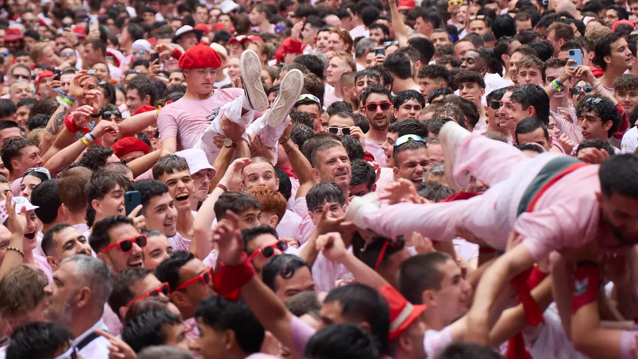 Miles de personas celebran el Chupinazo en la Plaza del Ayuntamiento de Pamplona, con el que se da inicio a las Fiestas de San Fermín 2025. IÑIGO ALZUGARAY
