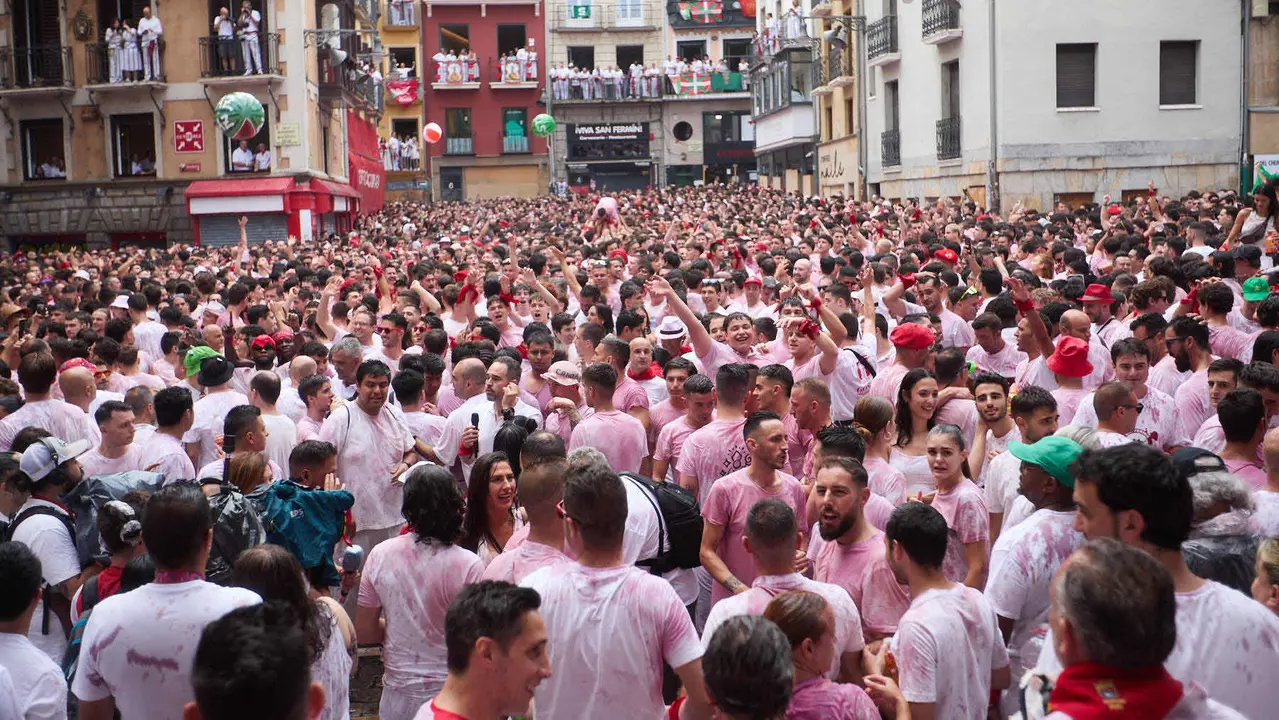 Miles de personas celebran el Chupinazo en la Plaza del Ayuntamiento de Pamplona, con el que se da inicio a las Fiestas de San Fermín 2025. IÑIGO ALZUGARAY