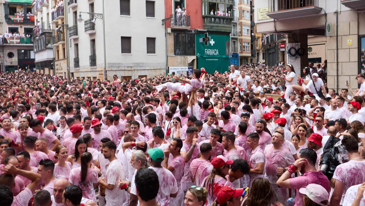 Miles de personas celebran el Chupinazo en la Plaza del Ayuntamiento de Pamplona, con el que se da inicio a las Fiestas de San Fermín 2025. IÑIGO ALZUGARAY