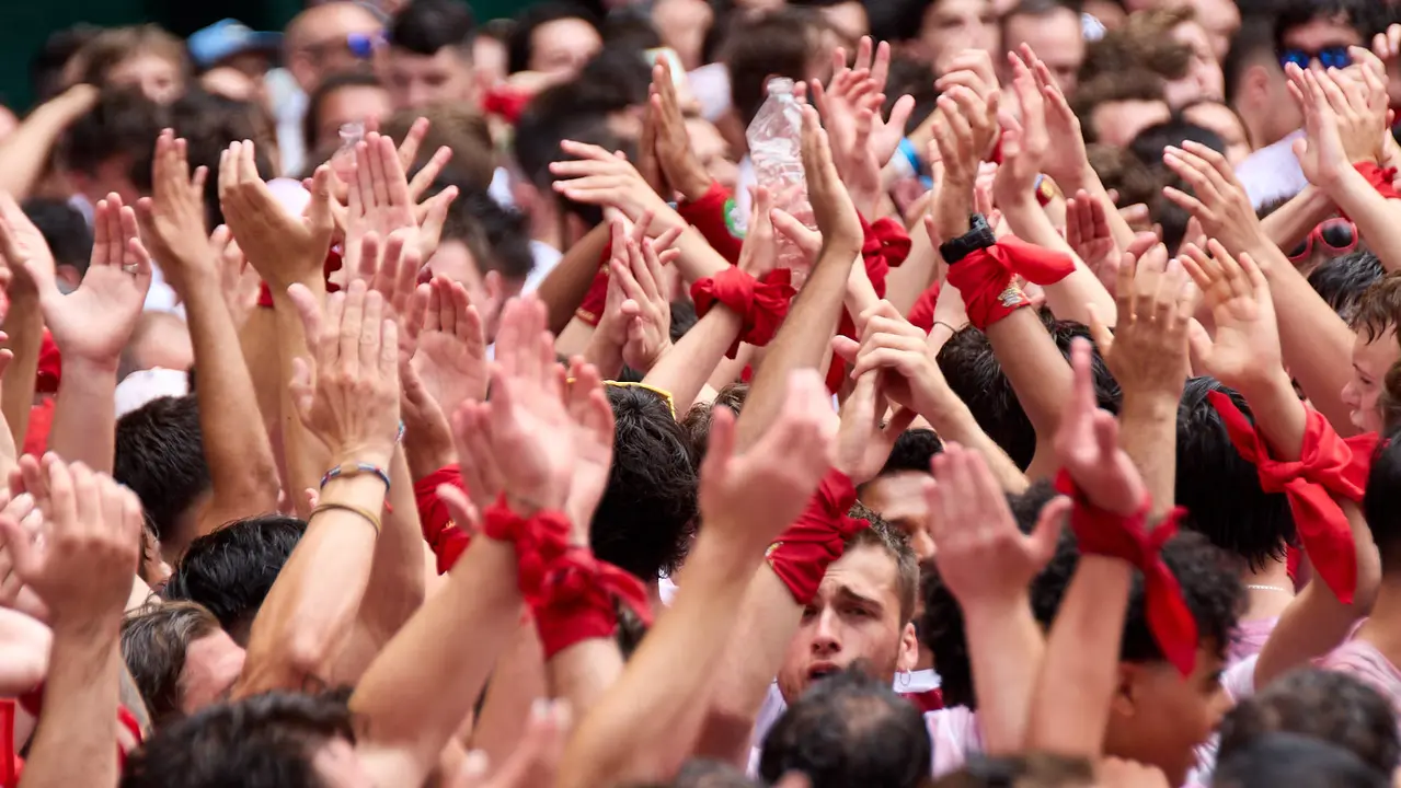 Miles de personas celebran el Chupinazo en la Plaza del Ayuntamiento de Pamplona, con el que se da inicio a las Fiestas de San Fermín 2025. IÑIGO ALZUGARAY