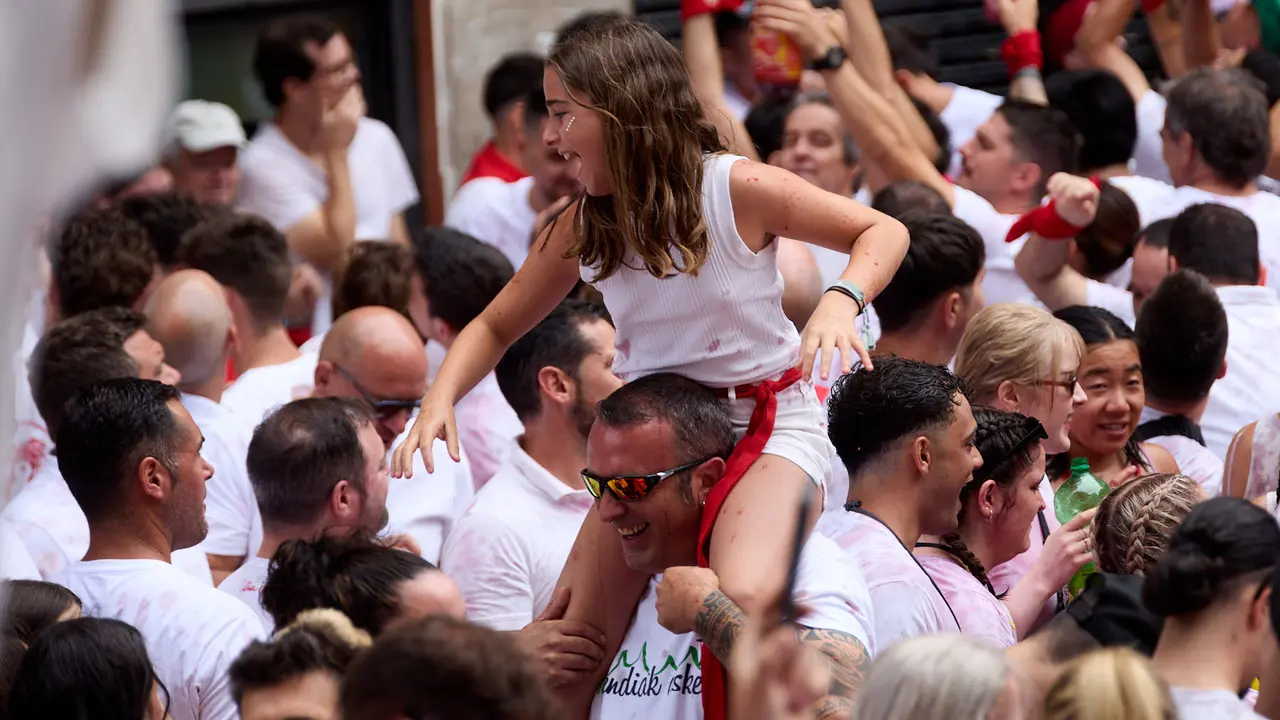Miles de personas celebran el Chupinazo en la Plaza del Ayuntamiento de Pamplona, con el que se da inicio a las Fiestas de San Fermín 2025. IÑIGO ALZUGARAY