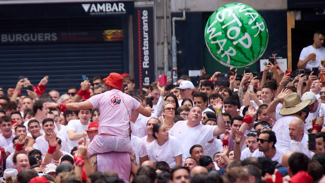Miles de personas celebran el Chupinazo en la Plaza del Ayuntamiento de Pamplona, con el que se da inicio a las Fiestas de San Fermín 2025. IÑIGO ALZUGARAY