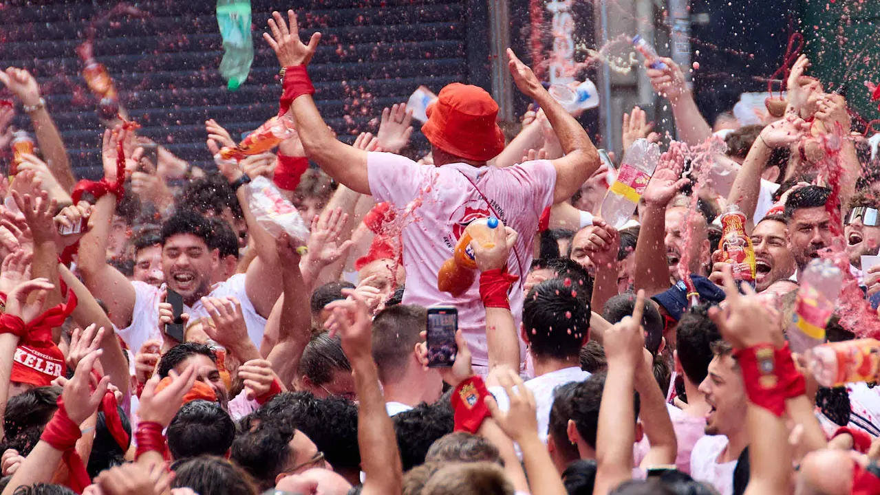 Miles de personas celebran el Chupinazo en la Plaza del Ayuntamiento de Pamplona, con el que se da inicio a las Fiestas de San Fermín 2025. IÑIGO ALZUGARAY