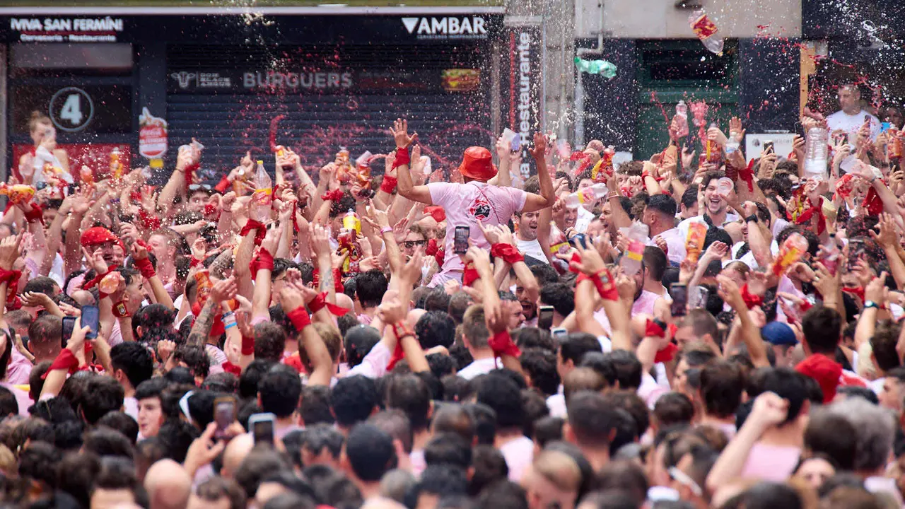 Miles de personas celebran el Chupinazo en la Plaza del Ayuntamiento de Pamplona, con el que se da inicio a las Fiestas de San Fermín 2025. IÑIGO ALZUGARAY