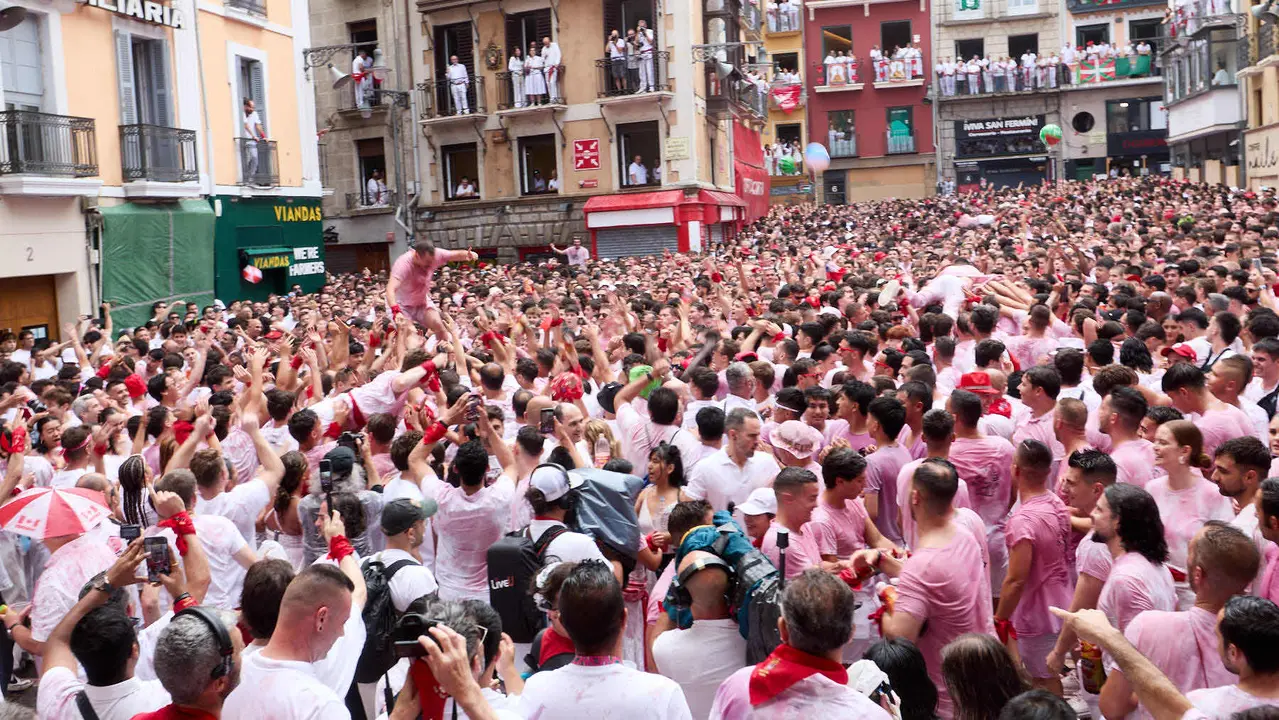 Miles de personas celebran el Chupinazo en la Plaza del Ayuntamiento de Pamplona, con el que se da inicio a las Fiestas de San Fermín 2025. IÑIGO ALZUGARAY