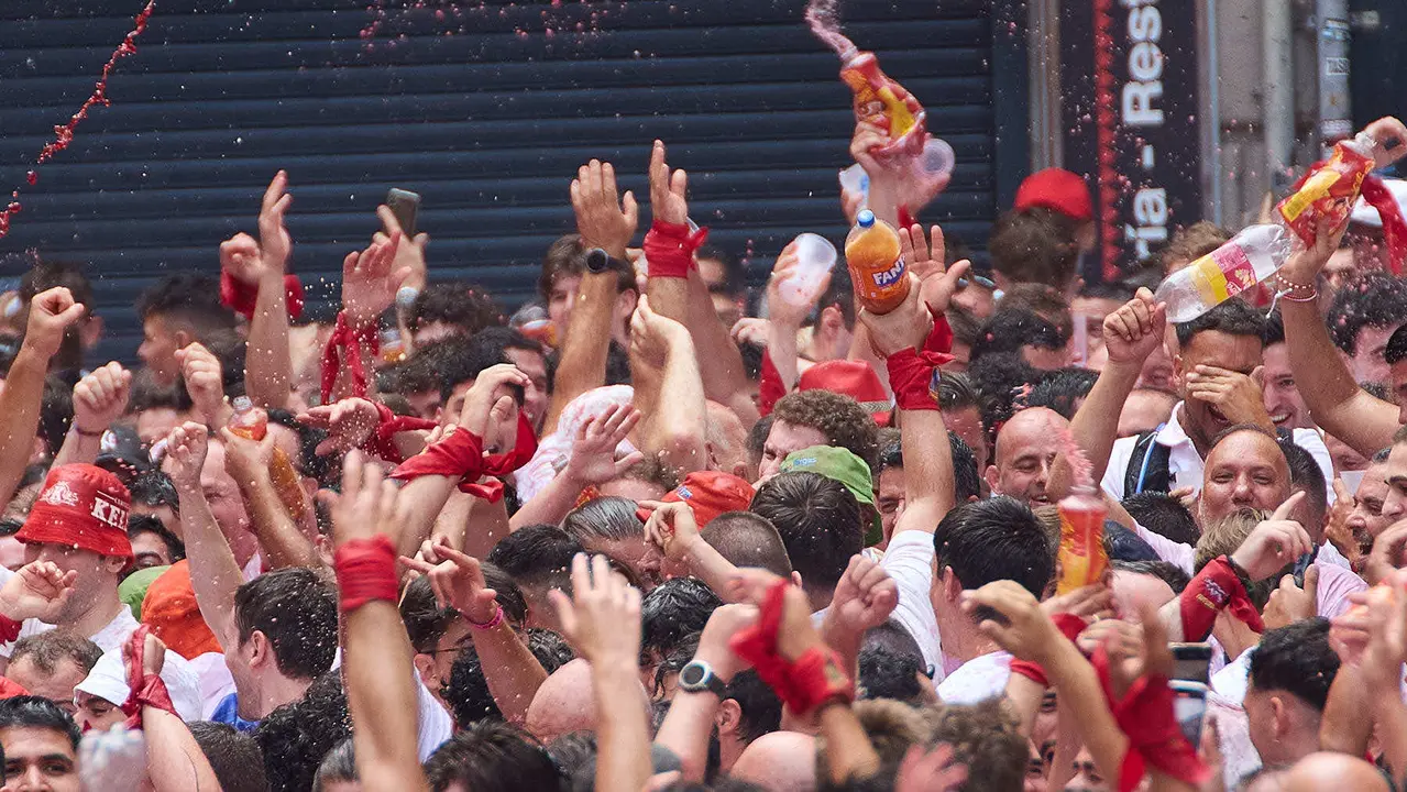 Miles de personas celebran el Chupinazo en la Plaza del Ayuntamiento de Pamplona, con el que se da inicio a las Fiestas de San Fermín 2025. IÑIGO ALZUGARAY