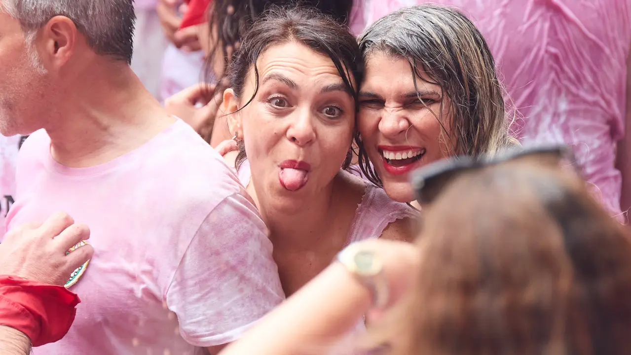 Miles de personas celebran el Chupinazo en la Plaza del Ayuntamiento de Pamplona, con el que se da inicio a las Fiestas de San Fermín 2025. IÑIGO ALZUGARAY