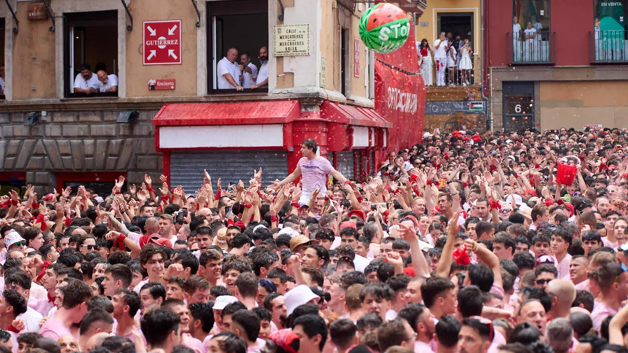 Miles de personas celebran el Chupinazo en la Plaza del Ayuntamiento de Pamplona, con el que se da inicio a las Fiestas de San Fermín 2025. IÑIGO ALZUGARAY