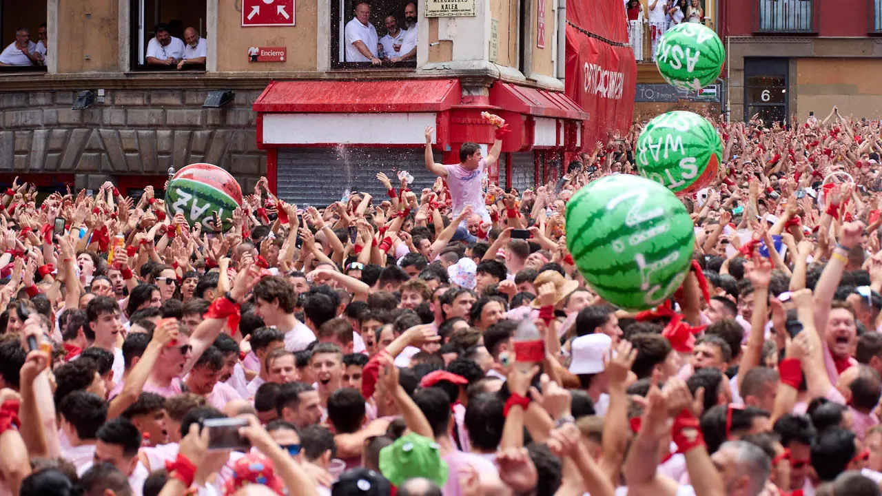 Miles de personas celebran el Chupinazo en la Plaza del Ayuntamiento de Pamplona, con el que se da inicio a las Fiestas de San Fermín 2025. IÑIGO ALZUGARAY