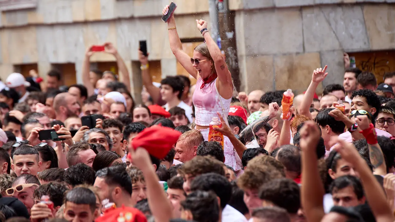 Miles de personas celebran el Chupinazo en la Plaza del Ayuntamiento de Pamplona, con el que se da inicio a las Fiestas de San Fermín 2025. IÑIGO ALZUGARAY