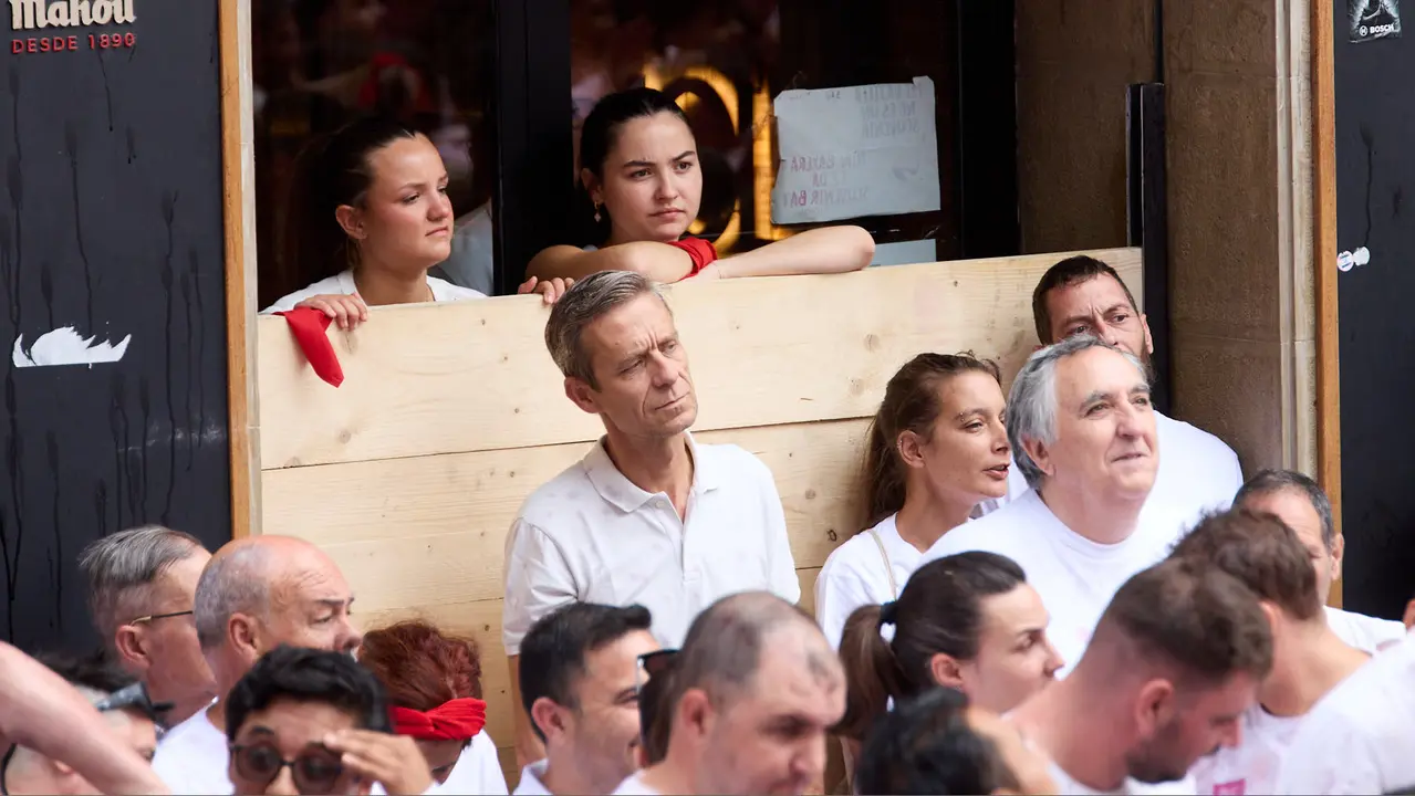 Miles de personas celebran el Chupinazo en la Plaza del Ayuntamiento de Pamplona, con el que se da inicio a las Fiestas de San Fermín 2025. IÑIGO ALZUGARAY