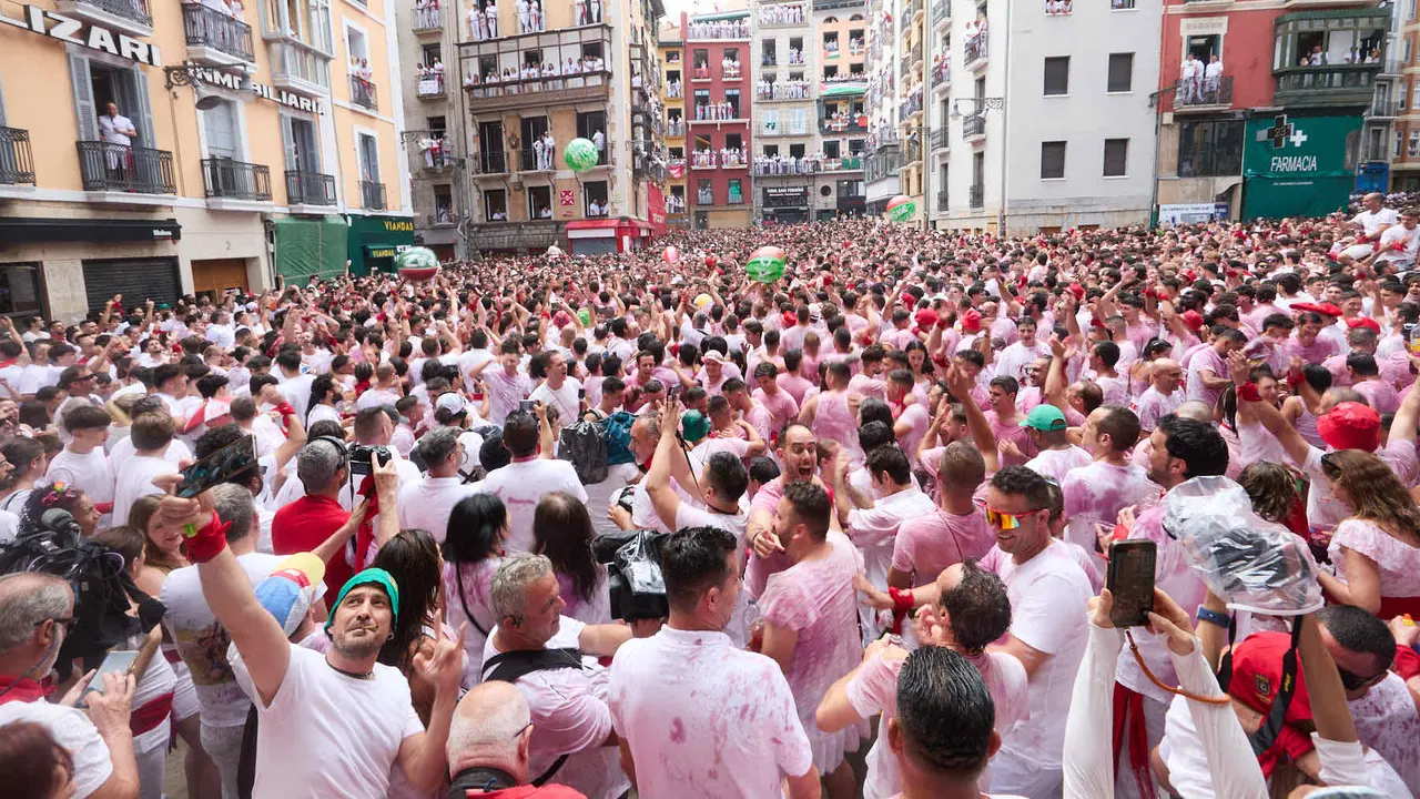 Miles de personas celebran el Chupinazo en la Plaza del Ayuntamiento de Pamplona, con el que se da inicio a las Fiestas de San Fermín 2025. IÑIGO ALZUGARAY