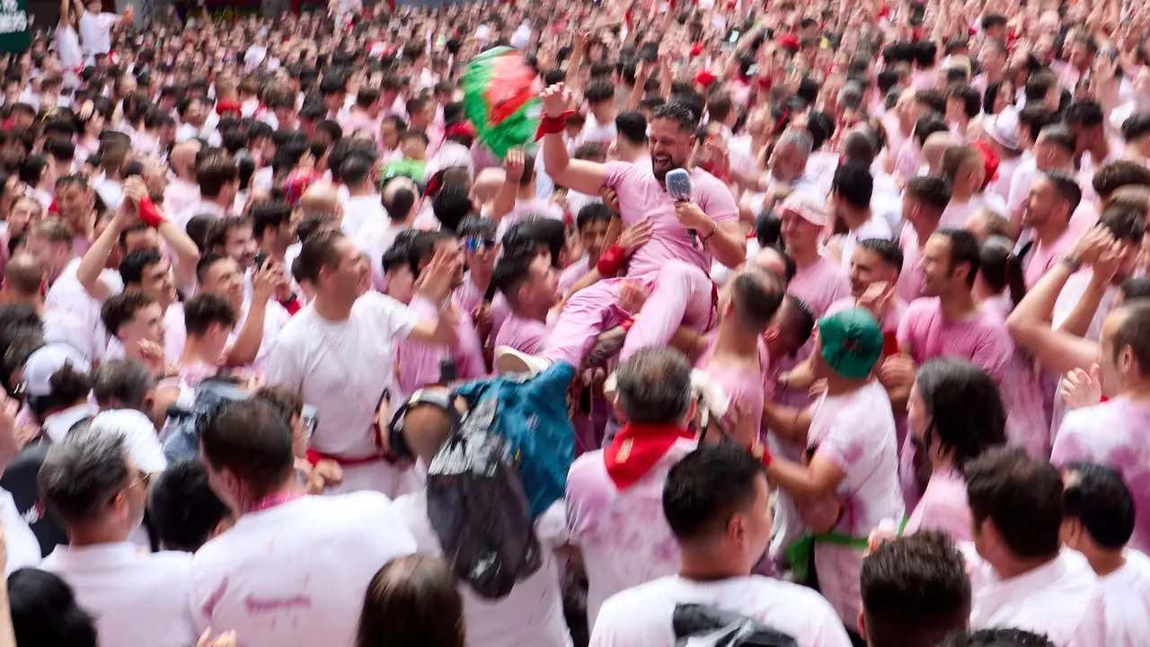 Miles de personas celebran el Chupinazo en la Plaza del Ayuntamiento de Pamplona, con el que se da inicio a las Fiestas de San Fermín 2025. IÑIGO ALZUGARAY