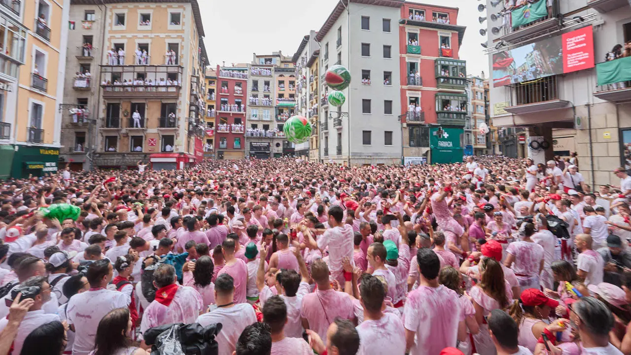 Miles de personas celebran el Chupinazo en la Plaza del Ayuntamiento de Pamplona, con el que se da inicio a las Fiestas de San Fermín 2025. IÑIGO ALZUGARAY
