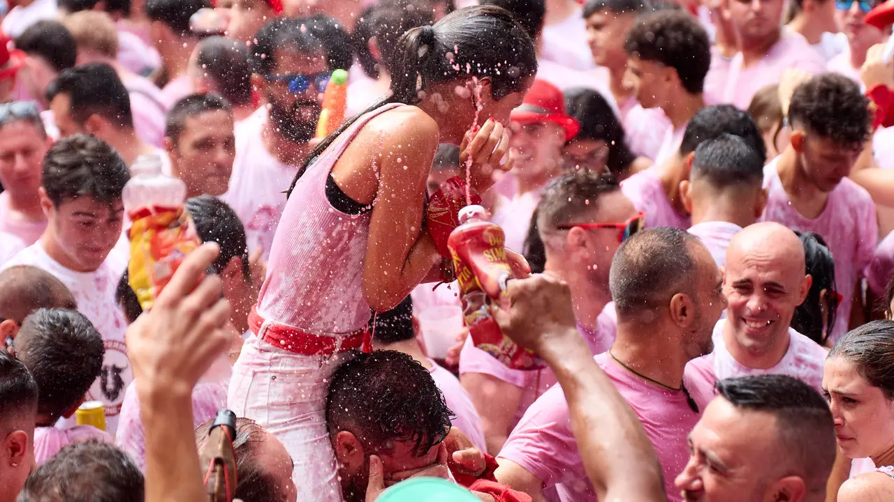 Miles de personas celebran el Chupinazo en la Plaza del Ayuntamiento de Pamplona, con el que se da inicio a las Fiestas de San Fermín 2025. IÑIGO ALZUGARAY