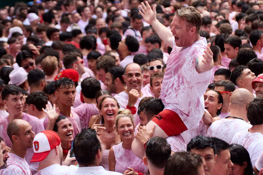 Miles de personas celebran el Chupinazo en la Plaza del Ayuntamiento de Pamplona, con el que se da inicio a las Fiestas de San Fermín 2025. IÑIGO ALZUGARAY