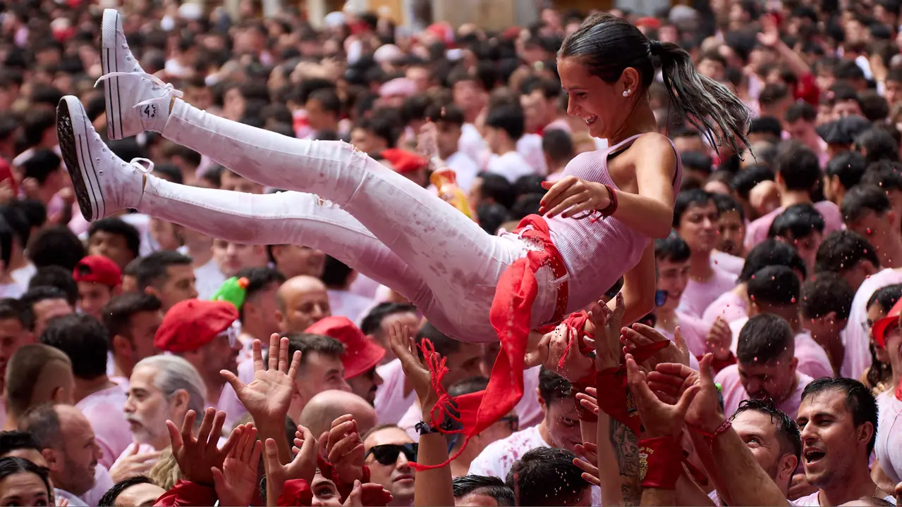Miles de personas celebran el Chupinazo en la Plaza del Ayuntamiento de Pamplona, con el que se da inicio a las Fiestas de San Fermín 2025. IÑIGO ALZUGARAY