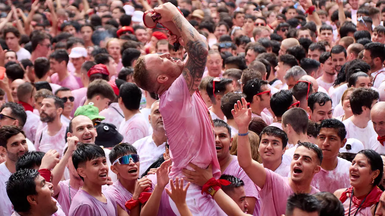 Miles de personas celebran el Chupinazo en la Plaza del Ayuntamiento de Pamplona, con el que se da inicio a las Fiestas de San Fermín 2025. IÑIGO ALZUGARAY