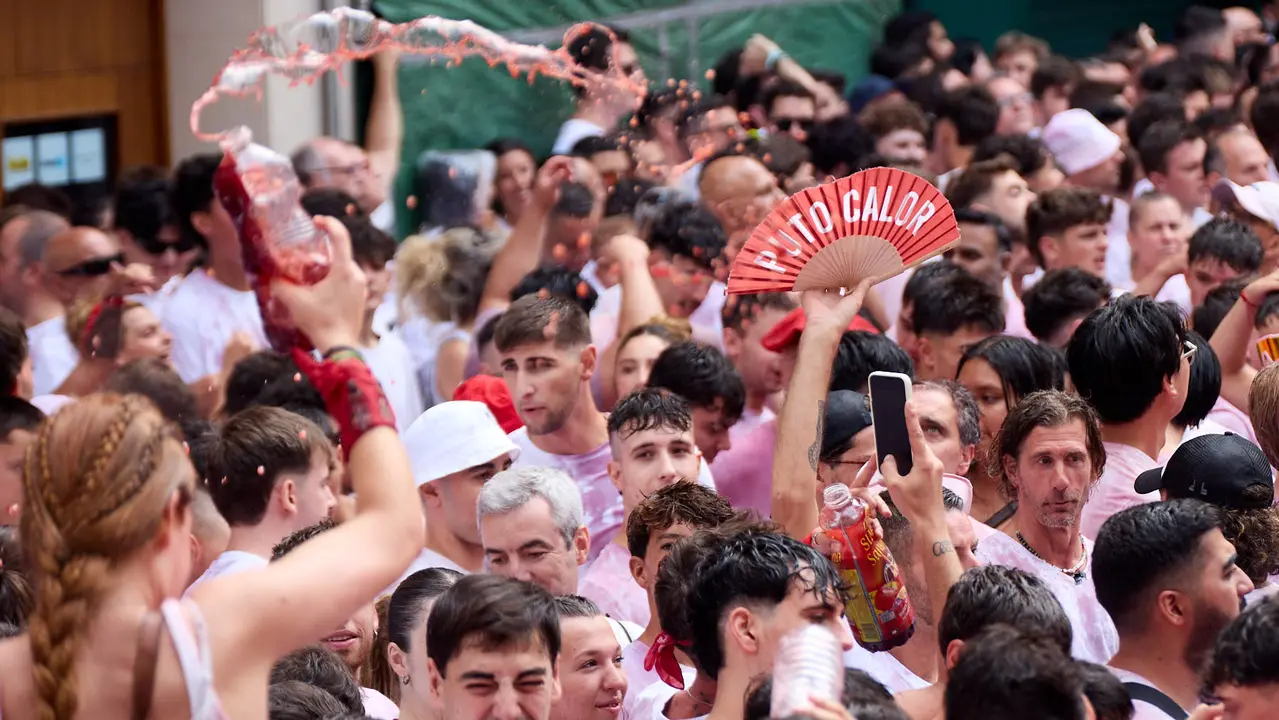 Miles de personas celebran el Chupinazo en la Plaza del Ayuntamiento de Pamplona, con el que se da inicio a las Fiestas de San Fermín 2025. IÑIGO ALZUGARAY
