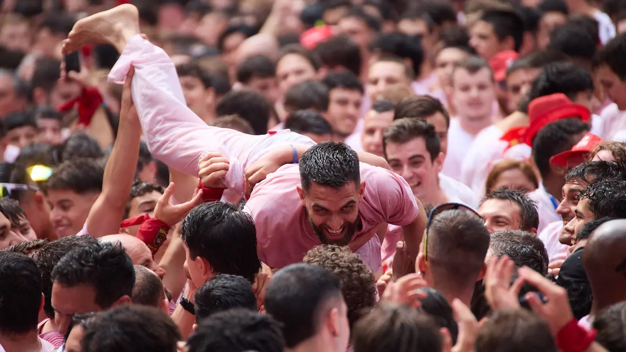Miles de personas celebran el Chupinazo en la Plaza del Ayuntamiento de Pamplona, con el que se da inicio a las Fiestas de San Fermín 2025. IÑIGO ALZUGARAY