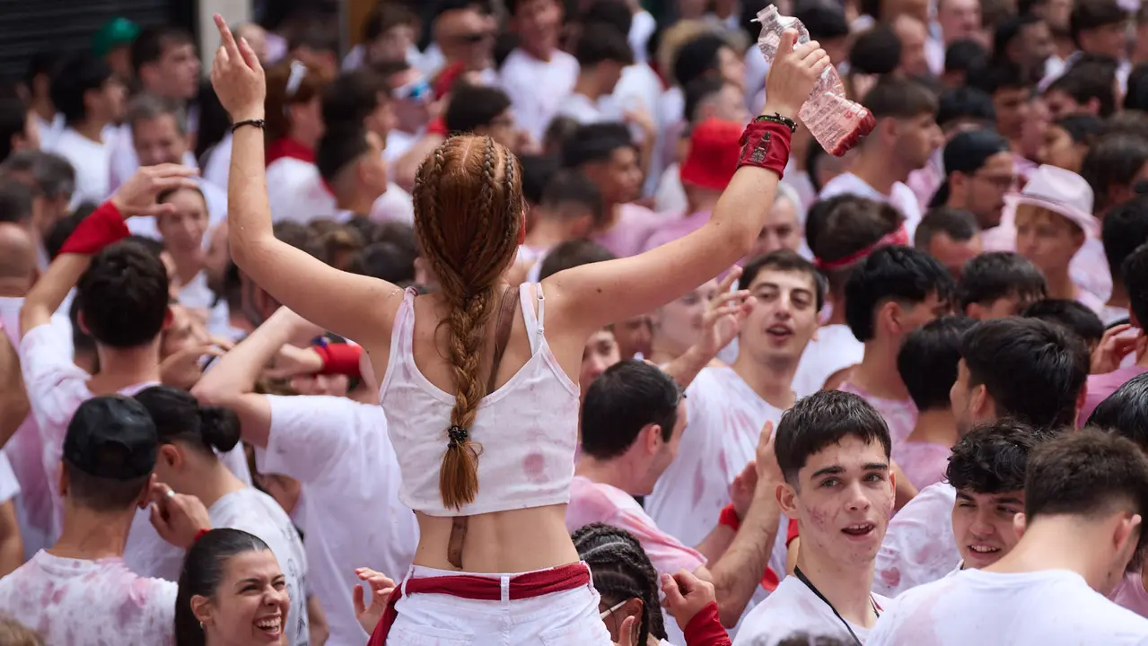 Miles de personas celebran el Chupinazo en la Plaza del Ayuntamiento de Pamplona, con el que se da inicio a las Fiestas de San Fermín 2025. IÑIGO ALZUGARAY