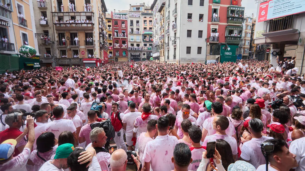 Miles de personas celebran el Chupinazo en la Plaza del Ayuntamiento de Pamplona, con el que se da inicio a las Fiestas de San Fermín 2025. IÑIGO ALZUGARAY