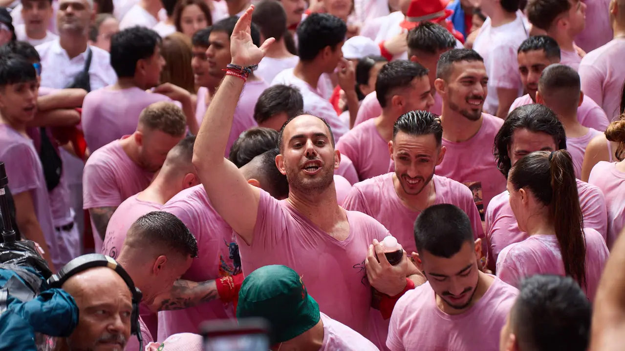 Miles de personas celebran el Chupinazo en la Plaza del Ayuntamiento de Pamplona, con el que se da inicio a las Fiestas de San Fermín 2025. IÑIGO ALZUGARAY