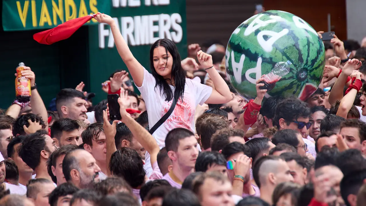 Miles de personas celebran el Chupinazo en la Plaza del Ayuntamiento de Pamplona, con el que se da inicio a las Fiestas de San Fermín 2025. IÑIGO ALZUGARAY