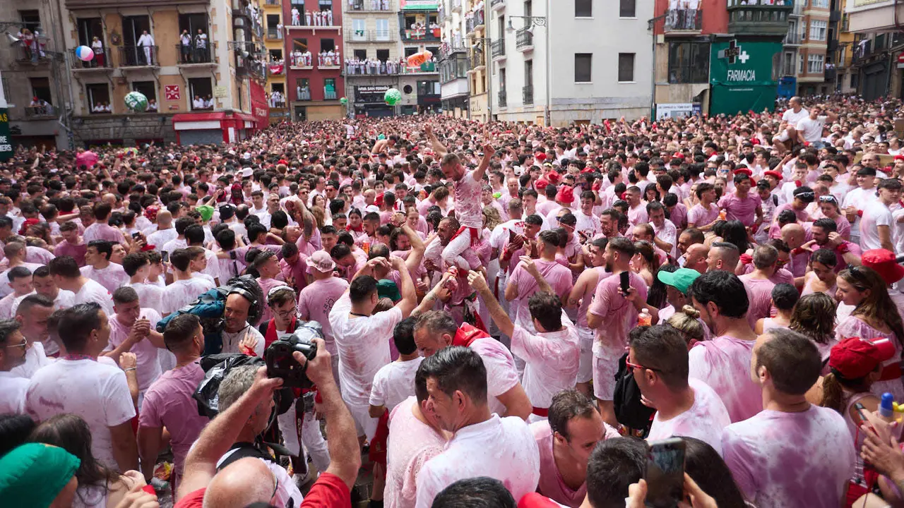 Miles de personas celebran el Chupinazo en la Plaza del Ayuntamiento de Pamplona, con el que se da inicio a las Fiestas de San Fermín 2025. IÑIGO ALZUGARAY
