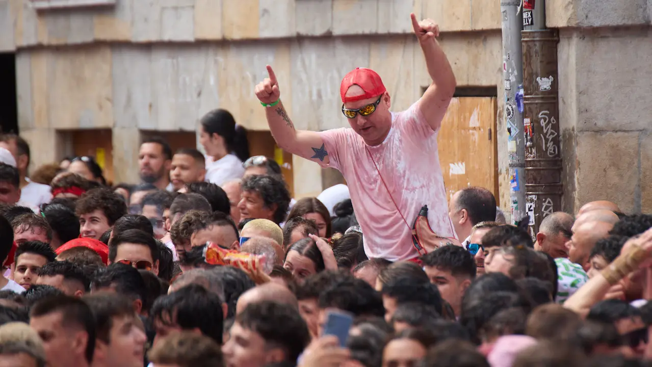 Miles de personas celebran el Chupinazo en la Plaza del Ayuntamiento de Pamplona, con el que se da inicio a las Fiestas de San Fermín 2025. IÑIGO ALZUGARAY
