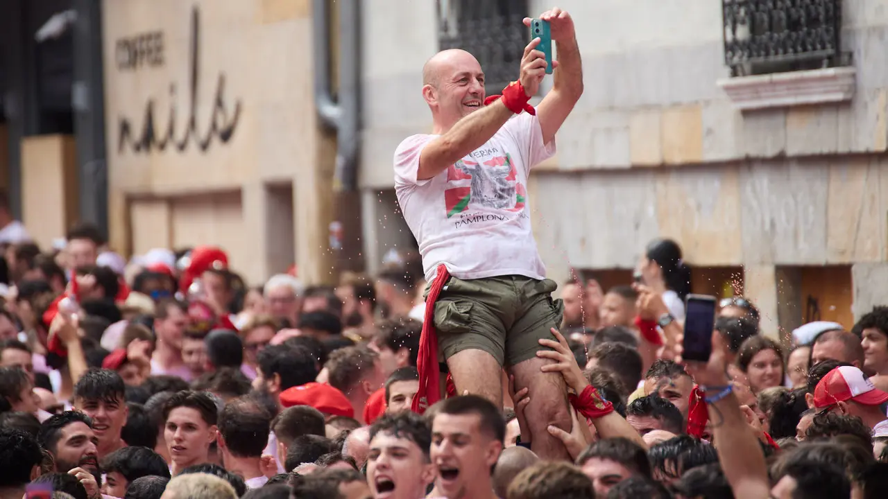 Miles de personas celebran el Chupinazo en la Plaza del Ayuntamiento de Pamplona, con el que se da inicio a las Fiestas de San Fermín 2025. IÑIGO ALZUGARAY