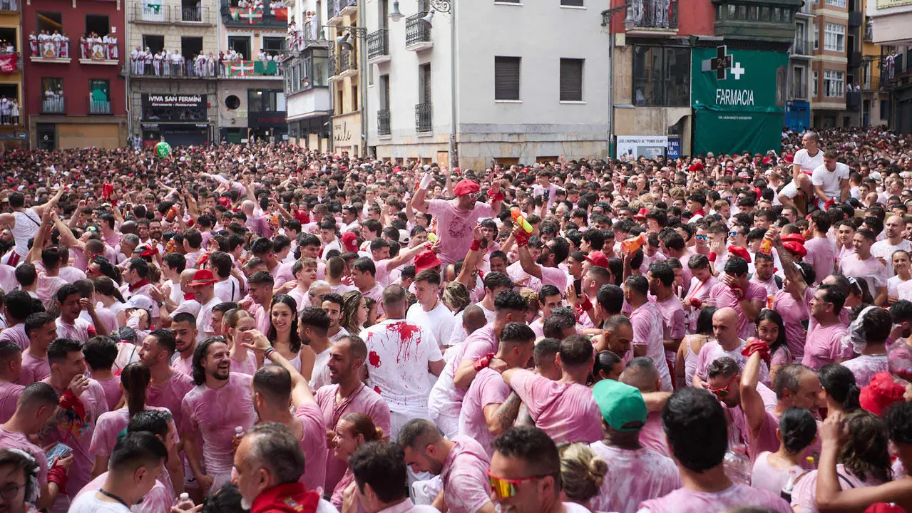 Miles de personas celebran el Chupinazo en la Plaza del Ayuntamiento de Pamplona, con el que se da inicio a las Fiestas de San Fermín 2025. IÑIGO ALZUGARAY