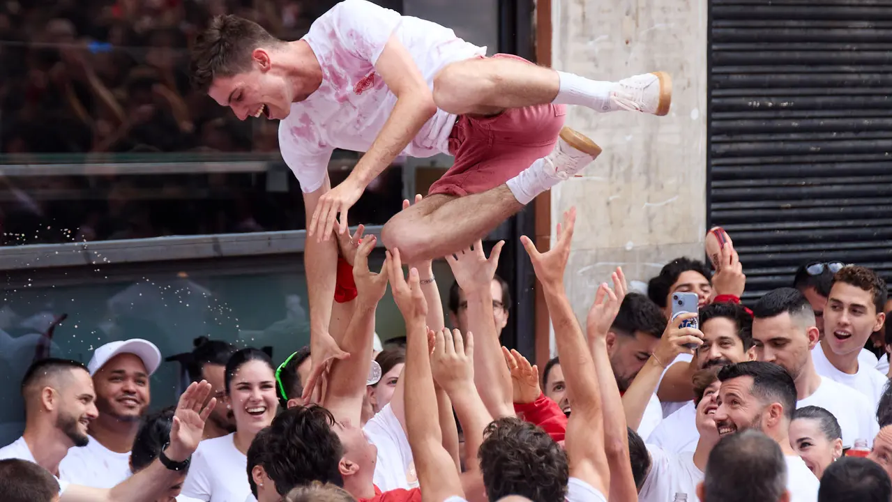 Miles de personas celebran el Chupinazo en la Plaza del Ayuntamiento de Pamplona, con el que se da inicio a las Fiestas de San Fermín 2025. IÑIGO ALZUGARAY