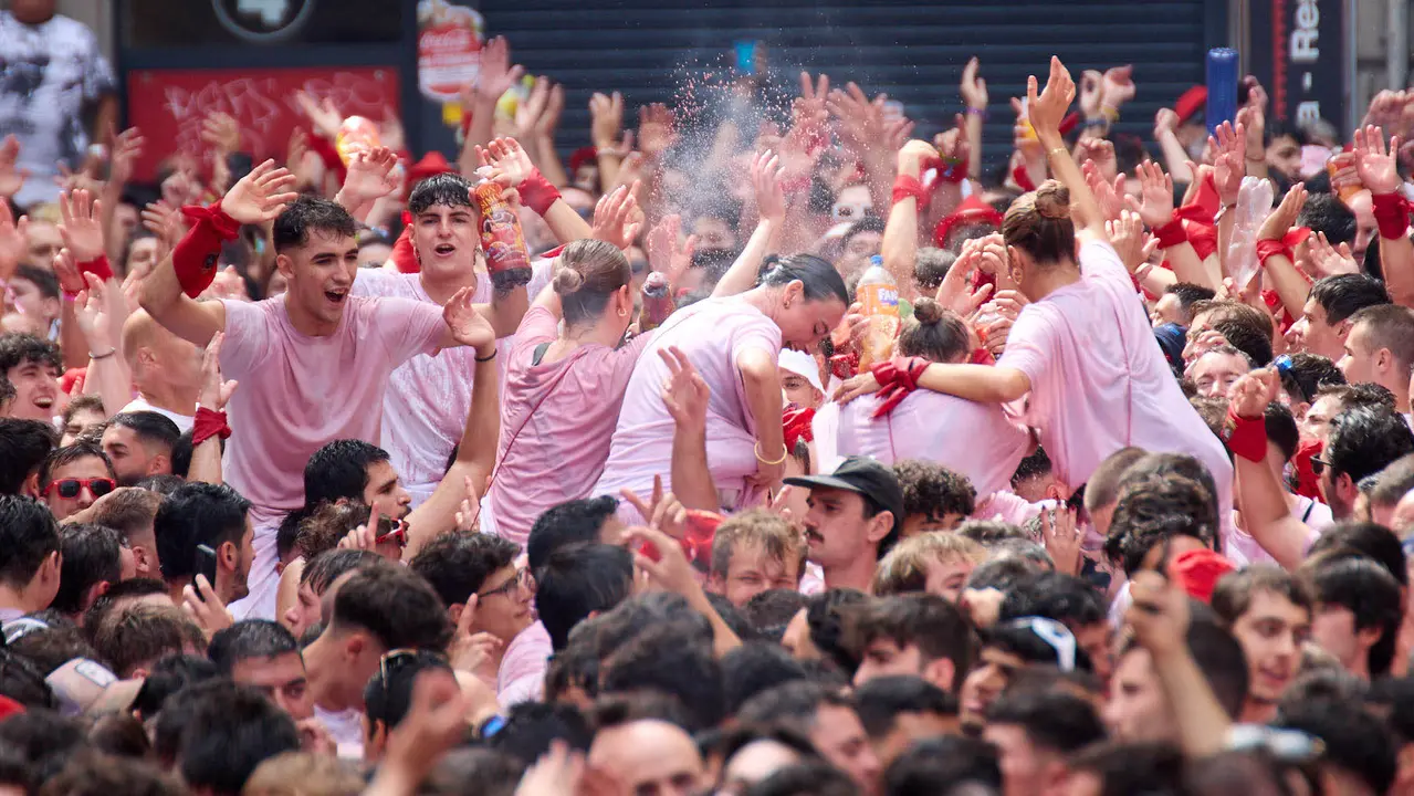 Miles de personas celebran el Chupinazo en la Plaza del Ayuntamiento de Pamplona, con el que se da inicio a las Fiestas de San Fermín 2025. IÑIGO ALZUGARAY