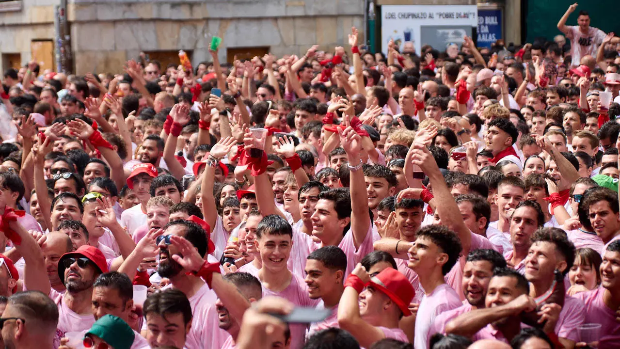 Miles de personas celebran el Chupinazo en la Plaza del Ayuntamiento de Pamplona, con el que se da inicio a las Fiestas de San Fermín 2025. IÑIGO ALZUGARAY