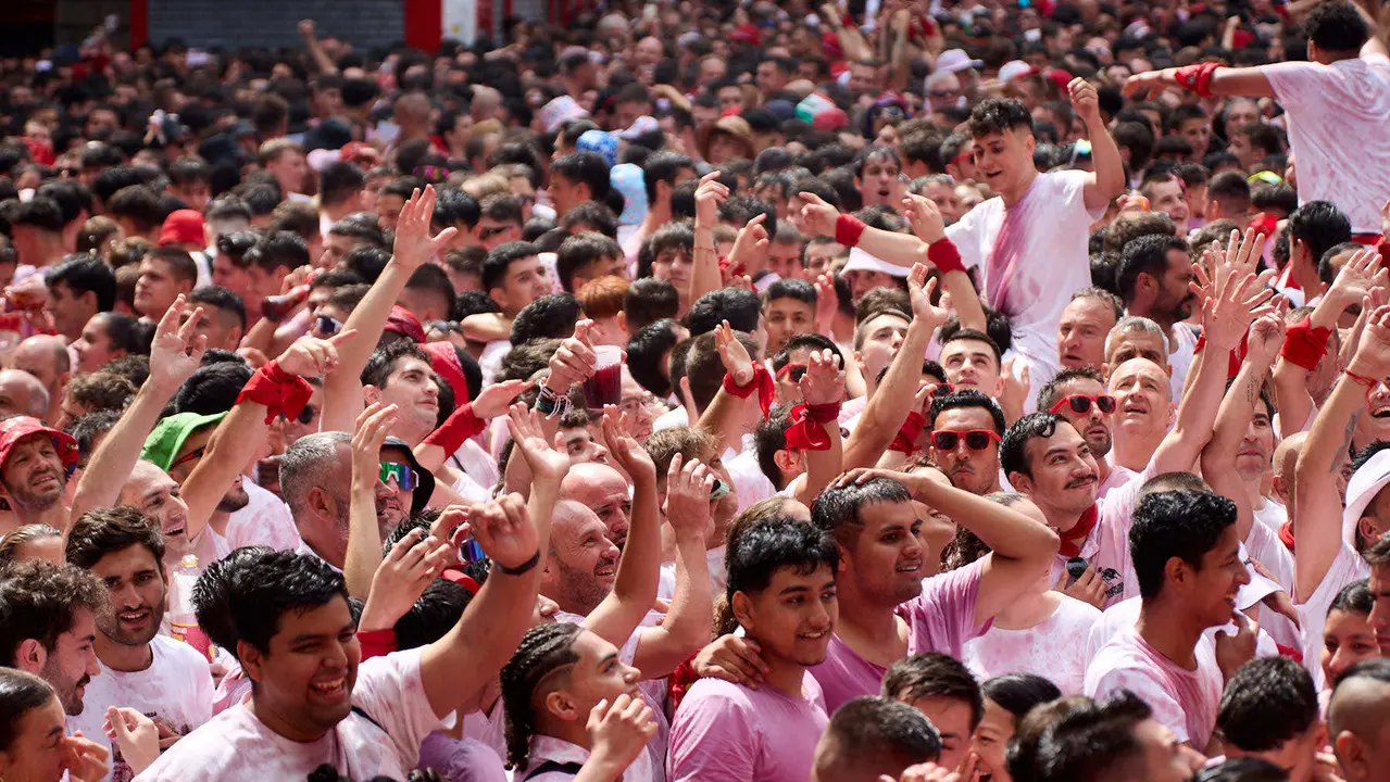 Miles de personas celebran el Chupinazo en la Plaza del Ayuntamiento de Pamplona, con el que se da inicio a las Fiestas de San Fermín 2025. IÑIGO ALZUGARAY