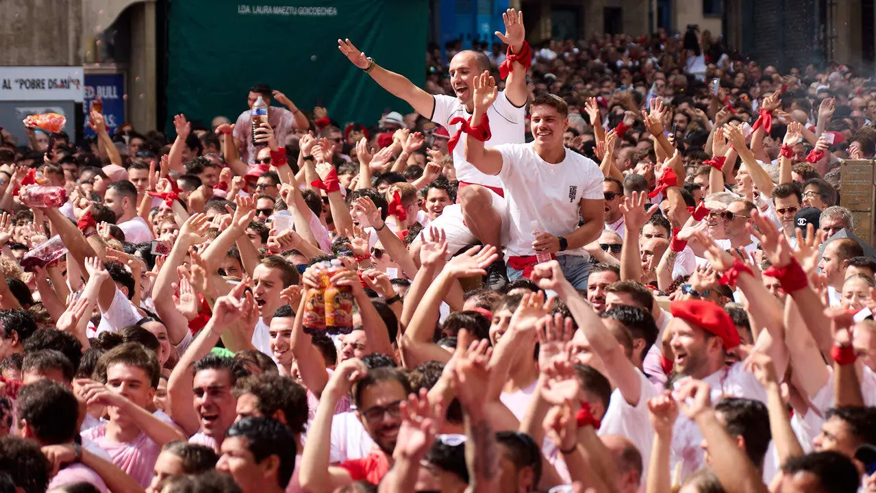 Miles de personas celebran el Chupinazo en la Plaza del Ayuntamiento de Pamplona, con el que se da inicio a las Fiestas de San Fermín 2025. IÑIGO ALZUGARAY
