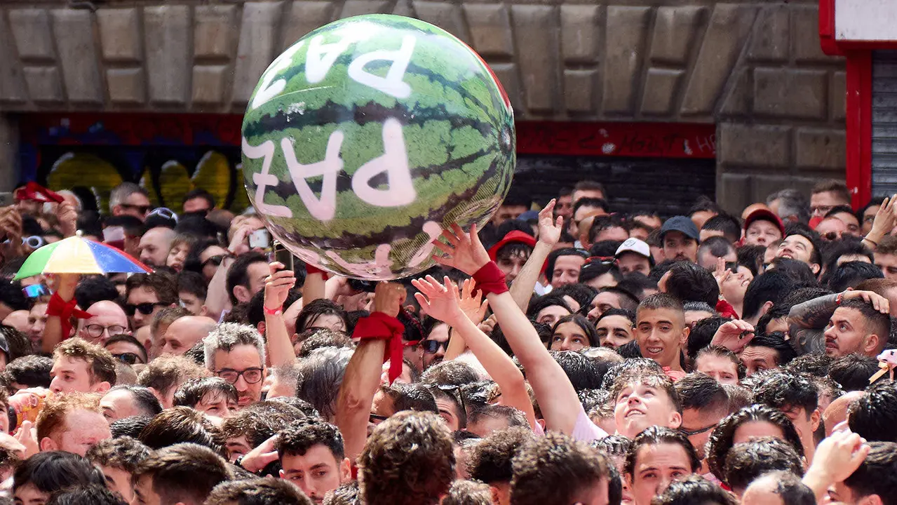 Miles de personas celebran el Chupinazo en la Plaza del Ayuntamiento de Pamplona, con el que se da inicio a las Fiestas de San Fermín 2025. IÑIGO ALZUGARAY