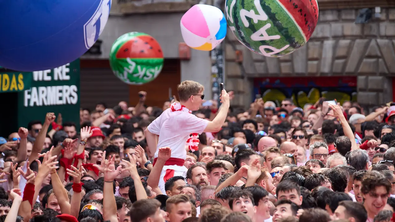 Miles de personas celebran el Chupinazo en la Plaza del Ayuntamiento de Pamplona, con el que se da inicio a las Fiestas de San Fermín 2025. IÑIGO ALZUGARAY
