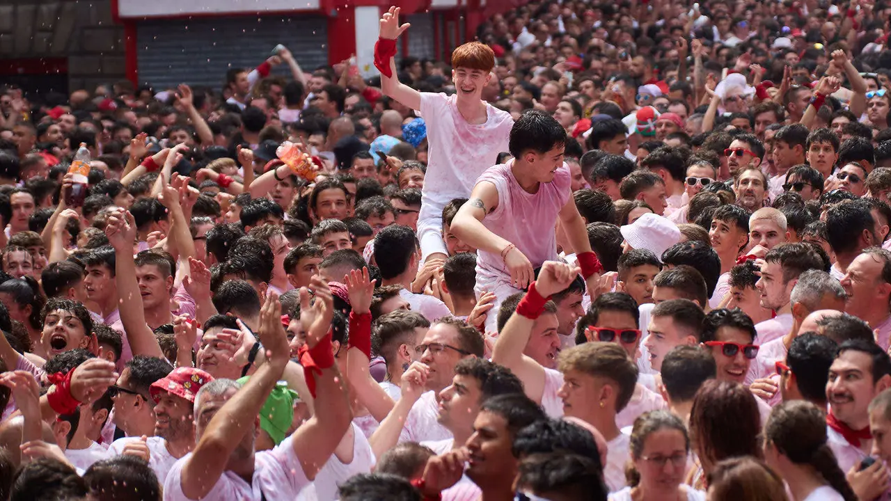 Miles de personas celebran el Chupinazo en la Plaza del Ayuntamiento de Pamplona, con el que se da inicio a las Fiestas de San Fermín 2025. IÑIGO ALZUGARAY