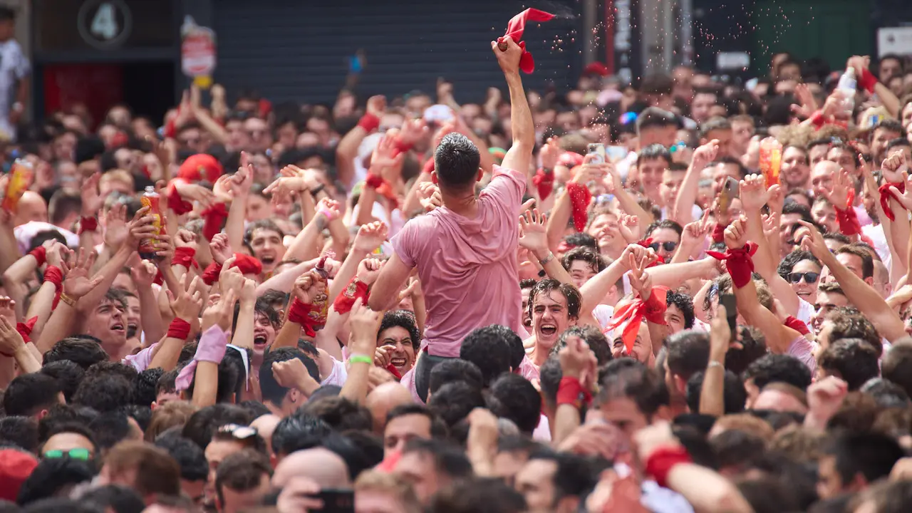 Miles de personas celebran el Chupinazo en la Plaza del Ayuntamiento de Pamplona, con el que se da inicio a las Fiestas de San Fermín 2025. IÑIGO ALZUGARAY