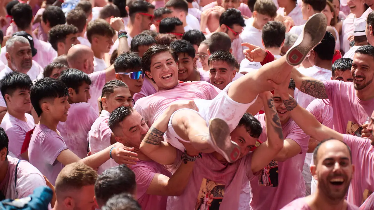 Miles de personas celebran el Chupinazo en la Plaza del Ayuntamiento de Pamplona, con el que se da inicio a las Fiestas de San Fermín 2025. IÑIGO ALZUGARAY