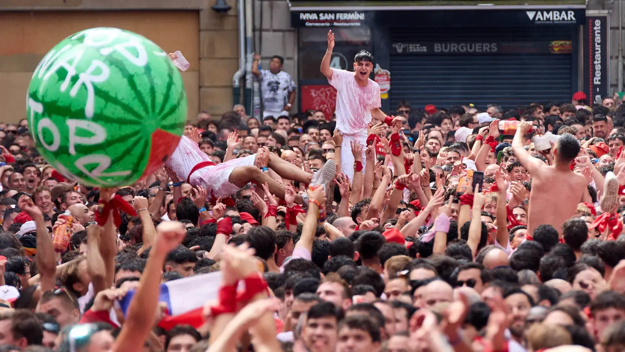 Miles de personas celebran el Chupinazo en la Plaza del Ayuntamiento de Pamplona, con el que se da inicio a las Fiestas de San Fermín 2025. IÑIGO ALZUGARAY