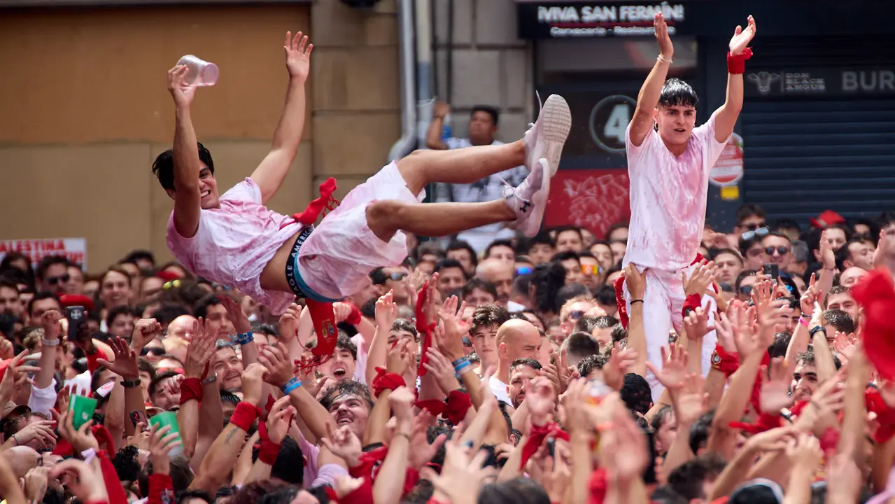 Miles de personas celebran el Chupinazo en la Plaza del Ayuntamiento de Pamplona, con el que se da inicio a las Fiestas de San Fermín 2025. IÑIGO ALZUGARAY