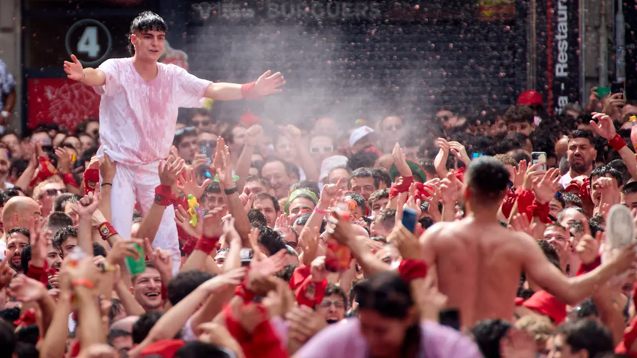 Miles de personas celebran el Chupinazo en la Plaza del Ayuntamiento de Pamplona, con el que se da inicio a las Fiestas de San Fermín 2025. IÑIGO ALZUGARAY