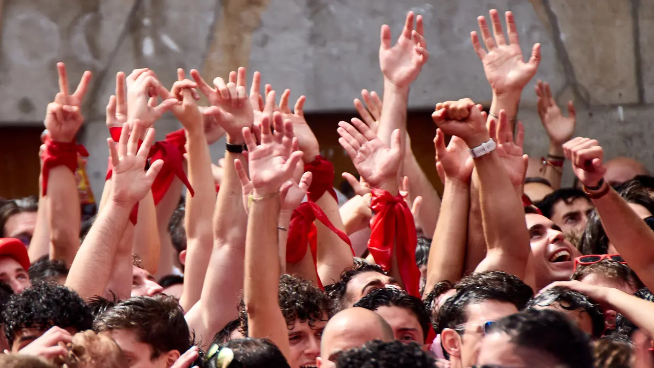 Miles de personas celebran el Chupinazo en la Plaza del Ayuntamiento de Pamplona, con el que se da inicio a las Fiestas de San Fermín 2025. IÑIGO ALZUGARAY