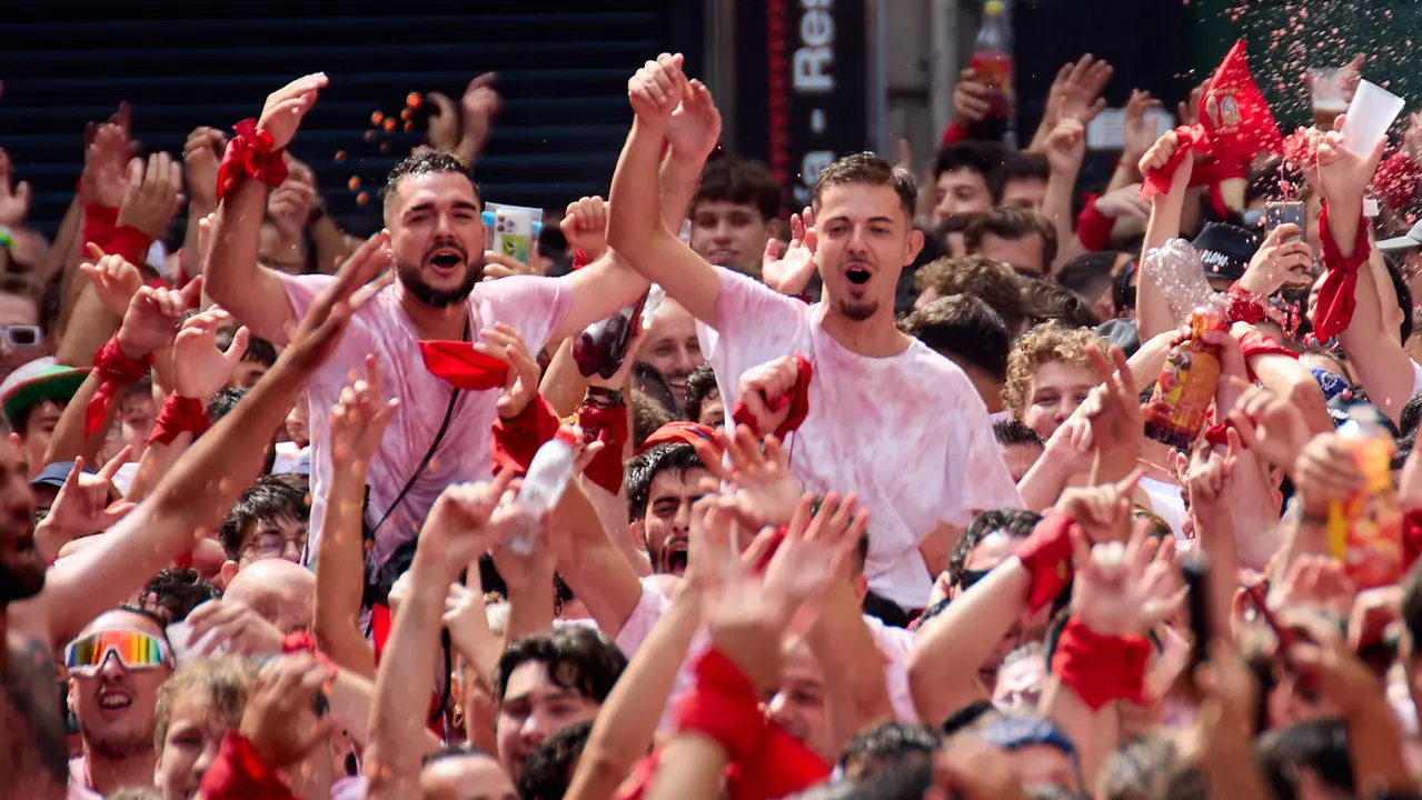Miles de personas celebran el Chupinazo en la Plaza del Ayuntamiento de Pamplona, con el que se da inicio a las Fiestas de San Fermín 2025. IÑIGO ALZUGARAY