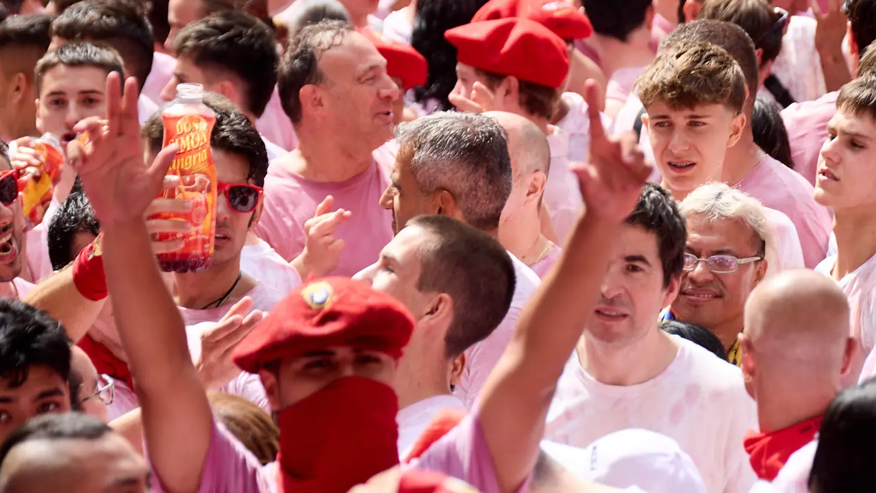 Miles de personas celebran el Chupinazo en la Plaza del Ayuntamiento de Pamplona, con el que se da inicio a las Fiestas de San Fermín 2025. IÑIGO ALZUGARAY
