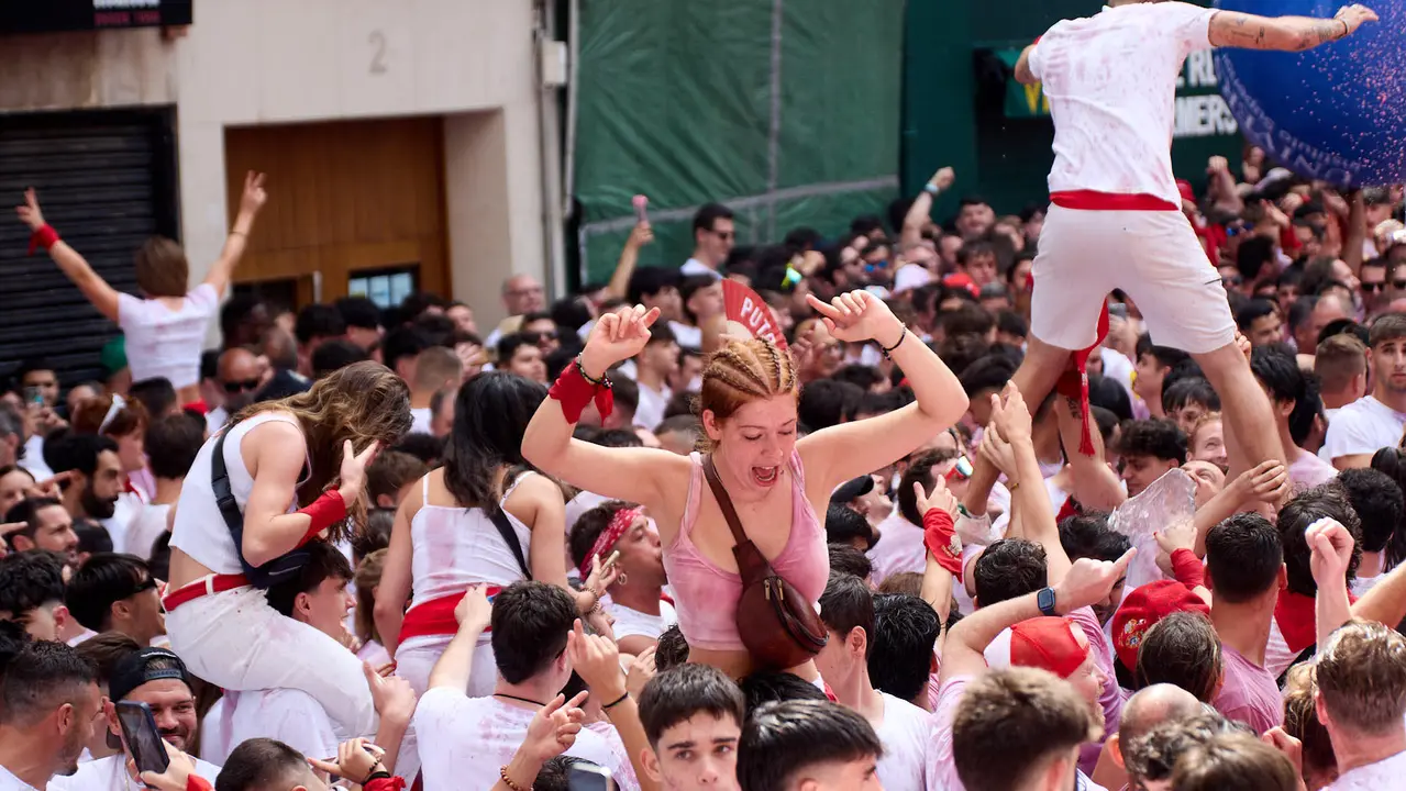 Miles de personas celebran el Chupinazo en la Plaza del Ayuntamiento de Pamplona, con el que se da inicio a las Fiestas de San Fermín 2025. IÑIGO ALZUGARAY